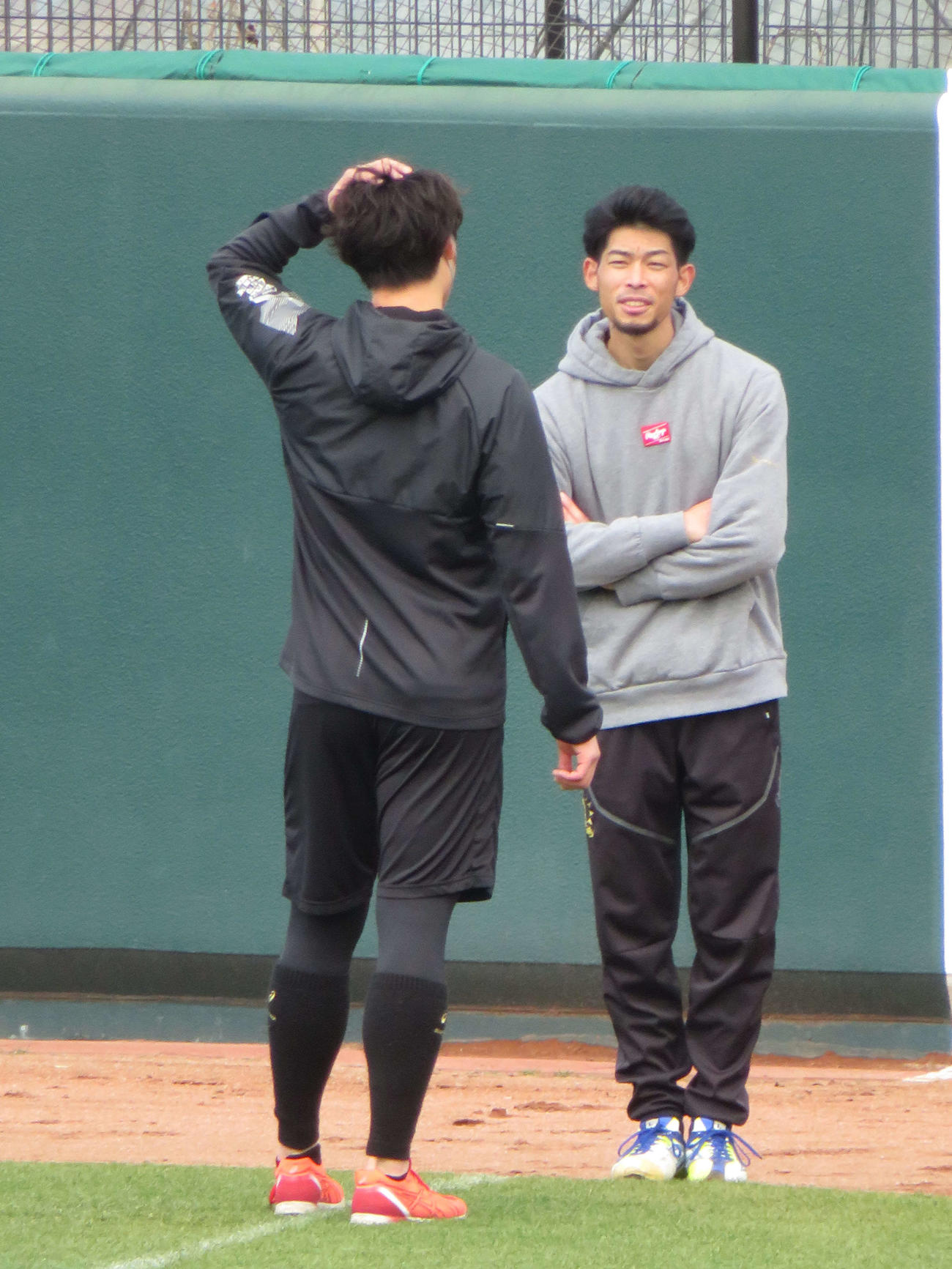 福岡・筑後市のファーム施設で武田と話すソフトバンク又吉