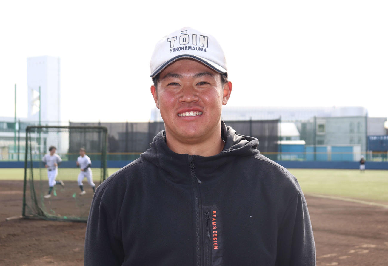 笑顔で写真撮影に応じた桐蔭横浜大・吉田賢吾捕手（撮影・阿部泰斉）