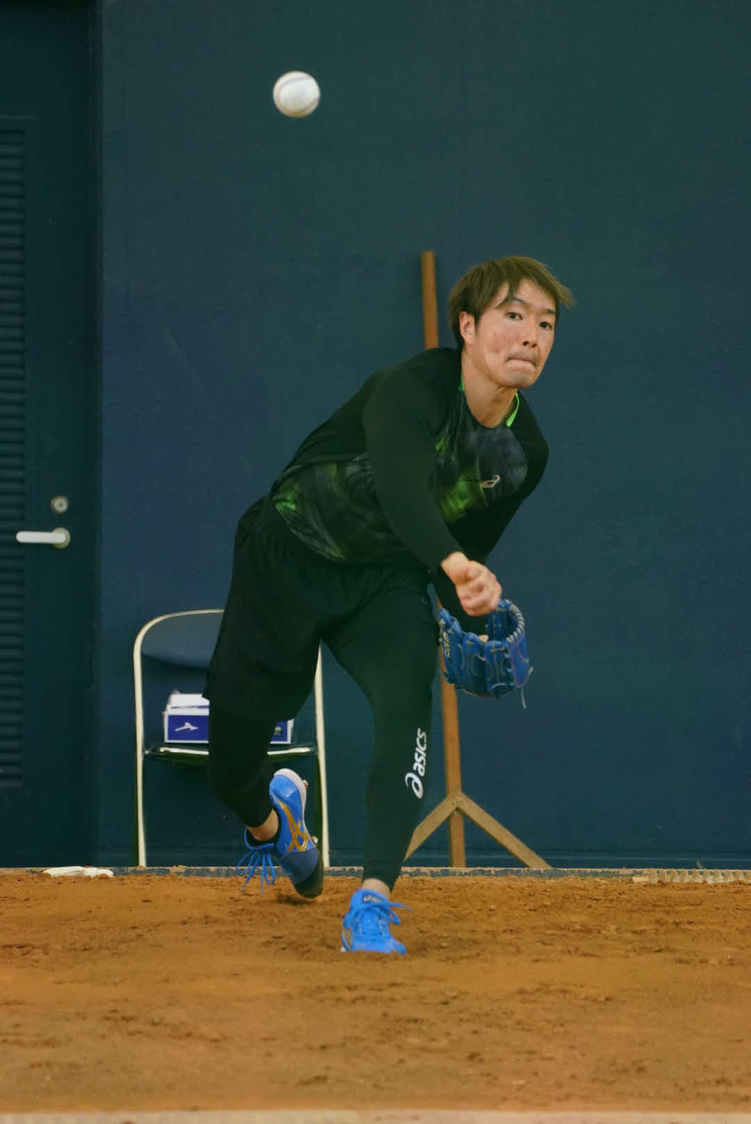 ブルペンで投球する日本ハム玉井（球団提供）