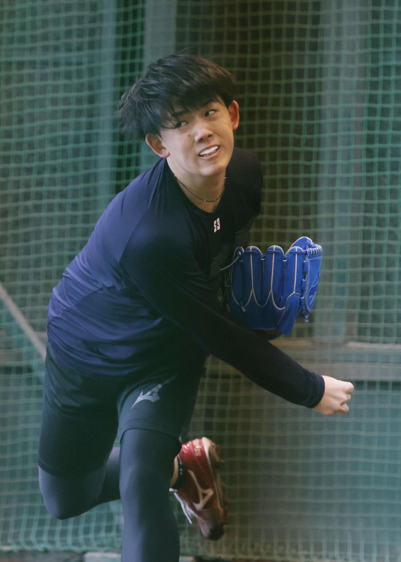 合同自主トレ　ブルペンで投球をする広島小林樹（撮影・加藤孝規）