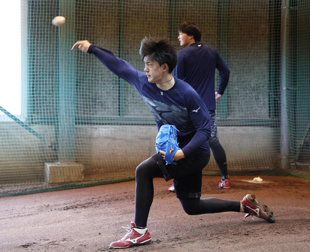 合同自主トレ　ブルペンで投球をする広島小林樹（撮影・加藤孝規）