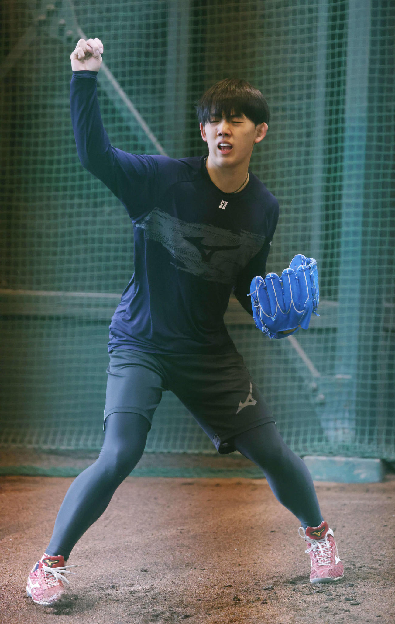 合同自主トレ　ブルペンで投球をする広島小林樹（撮影・加藤孝規）