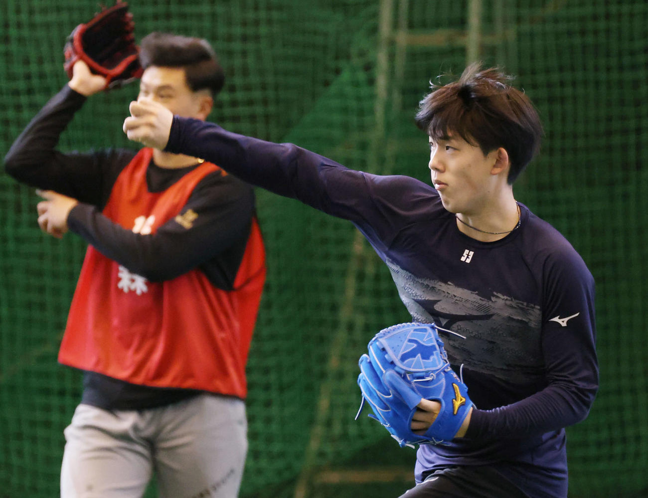 合同自主トレでキャッチボールをする広島小林樹（撮影・加藤孝規）