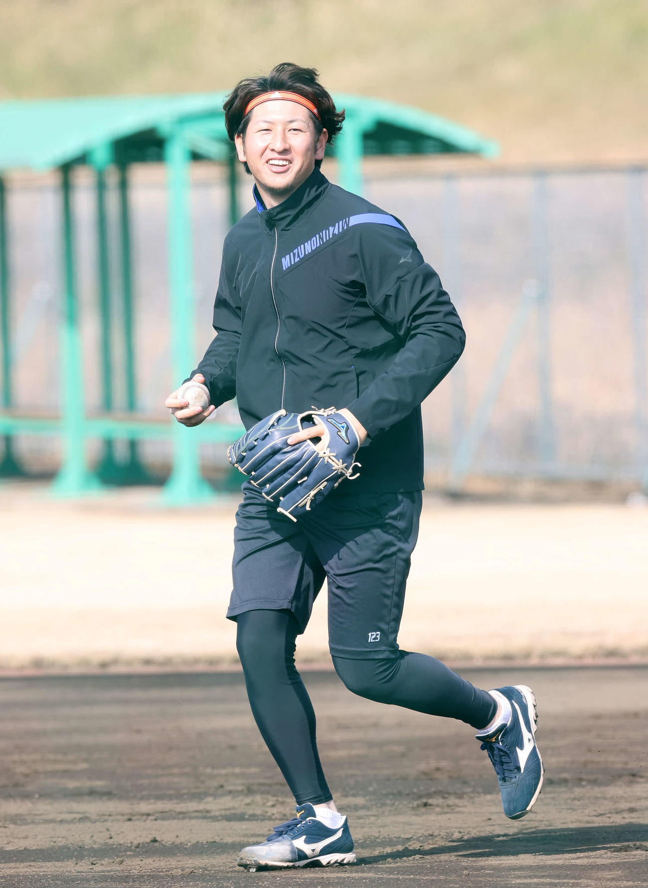 練習中、笑顔を見せるヤクルト小沢（撮影・鈴木正人）