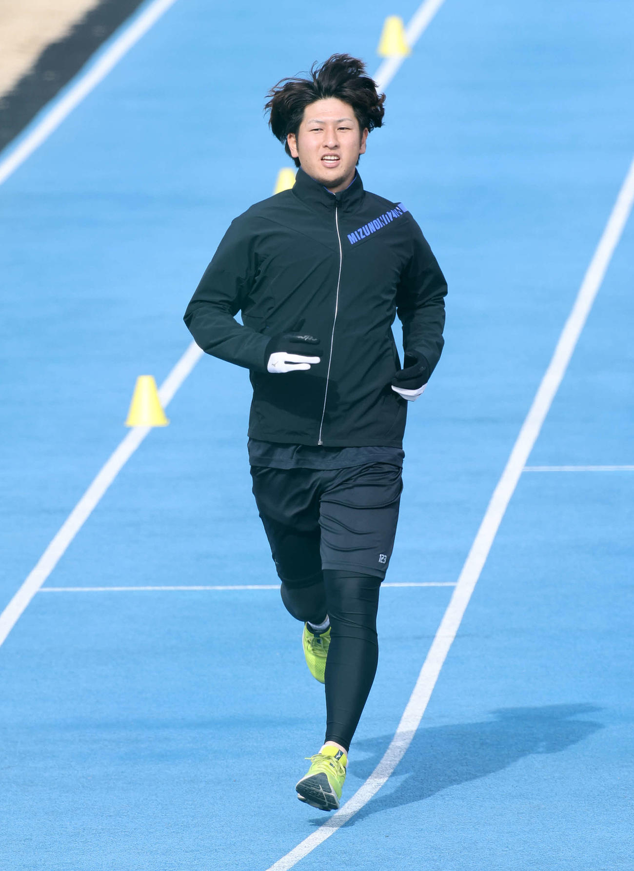 ランニングするヤクルト小沢（撮影・鈴木正人）