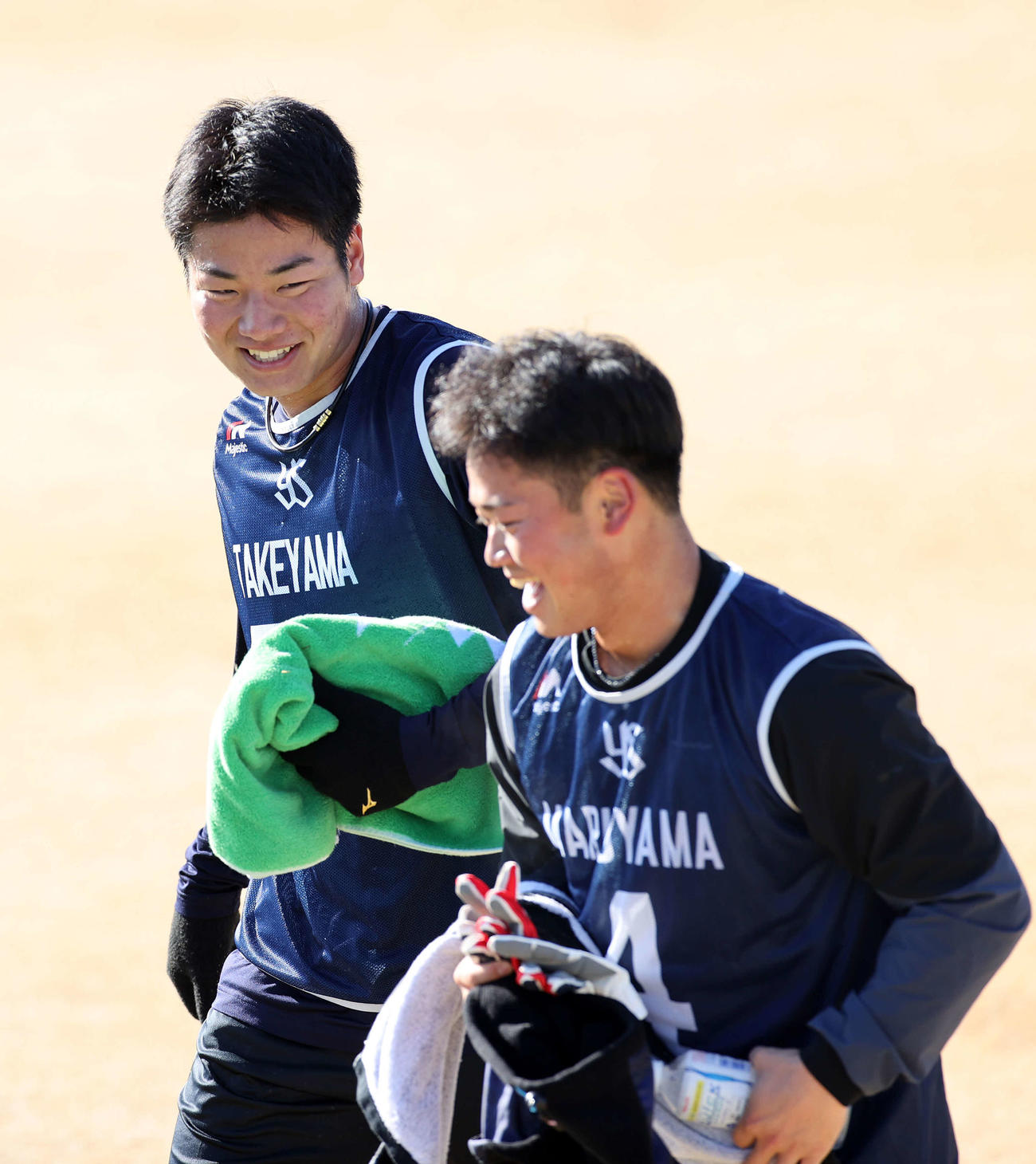 練習中、丸山（右）と笑顔で会話するヤクルト竹山（撮影・鈴木正人）