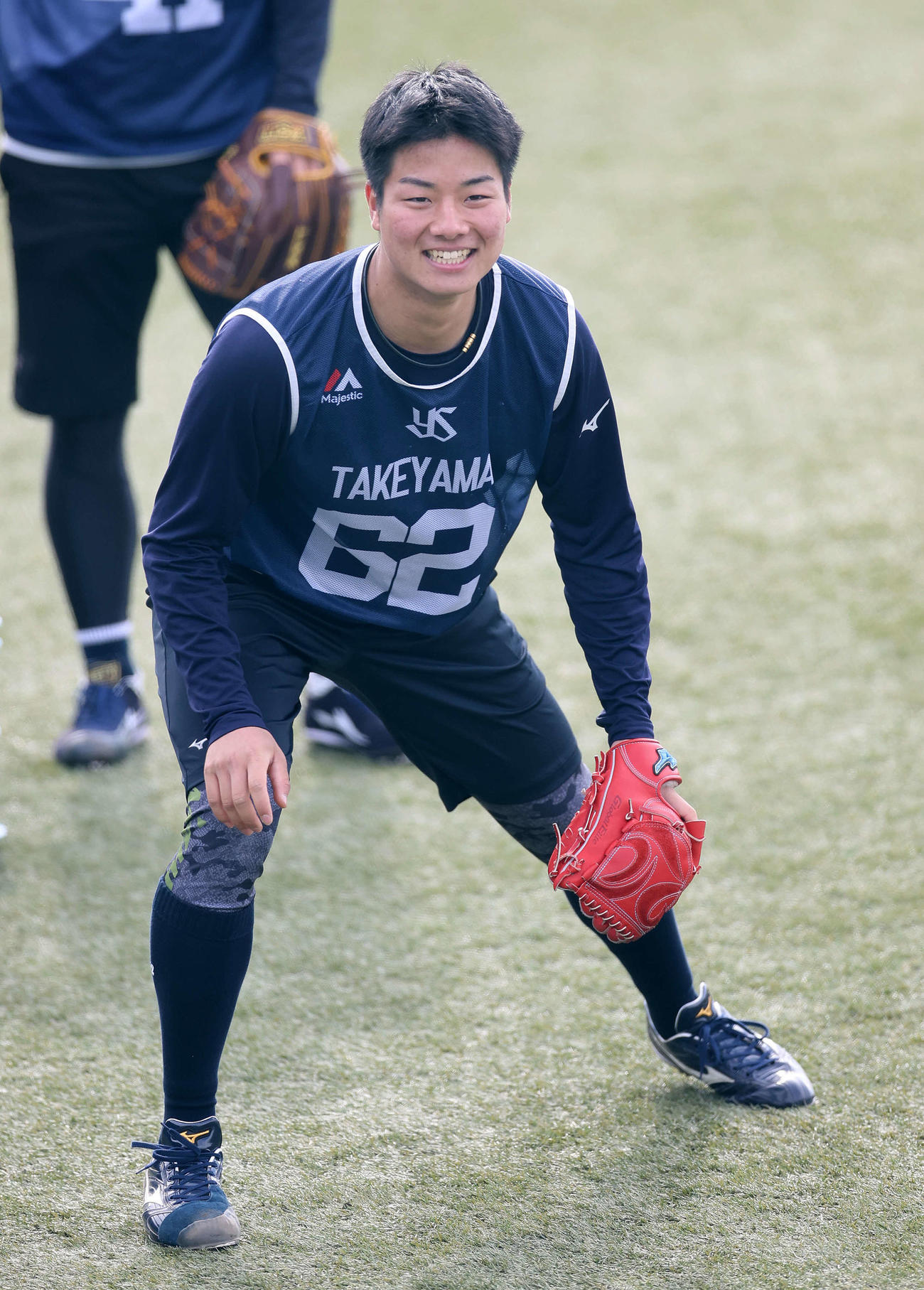 ノック中、笑顔を見せるヤクルト竹山（撮影・鈴木正人）