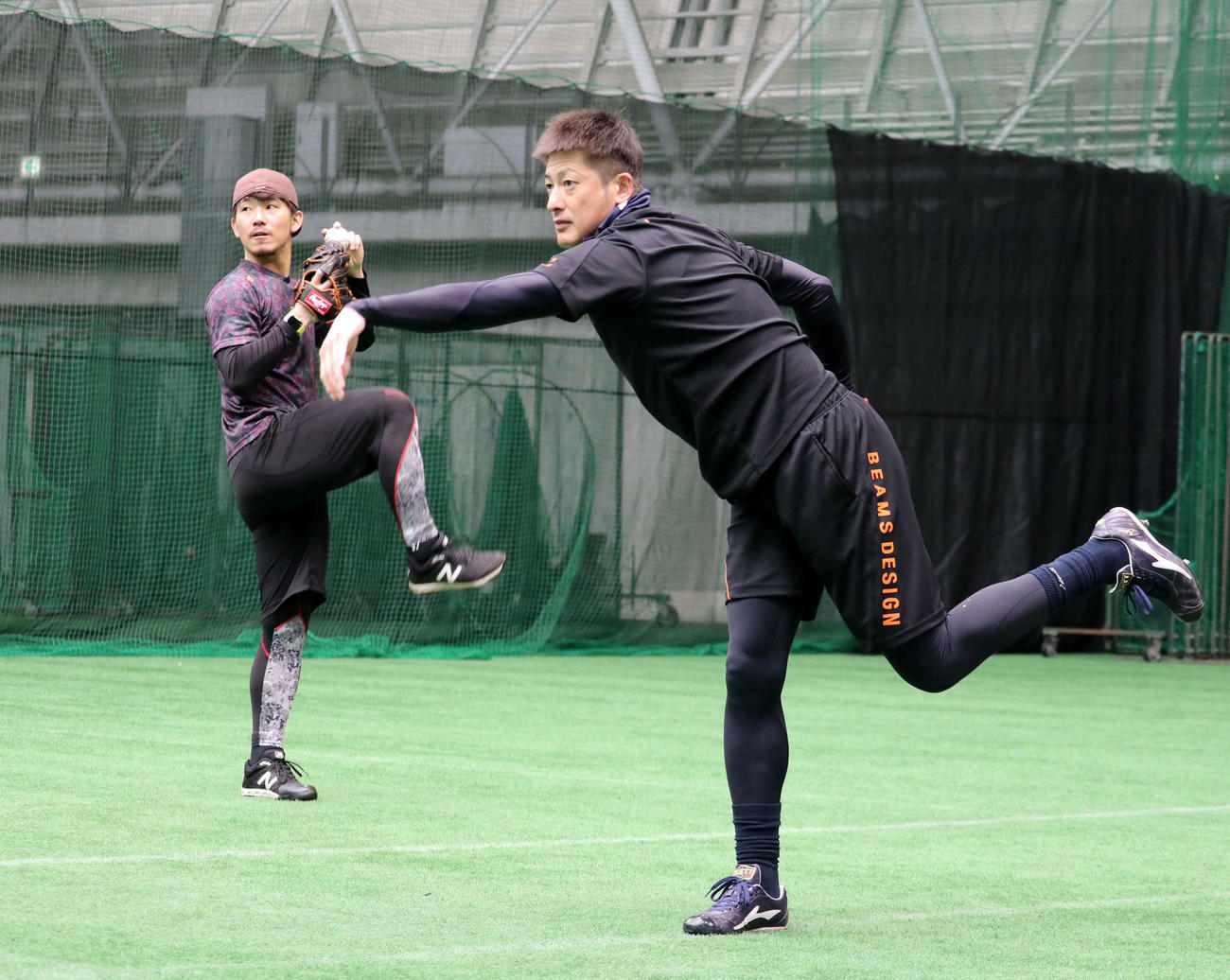 自主トレを公開しオリックス能見（右）と並んでキャッチボールする伊藤将（球団提供）