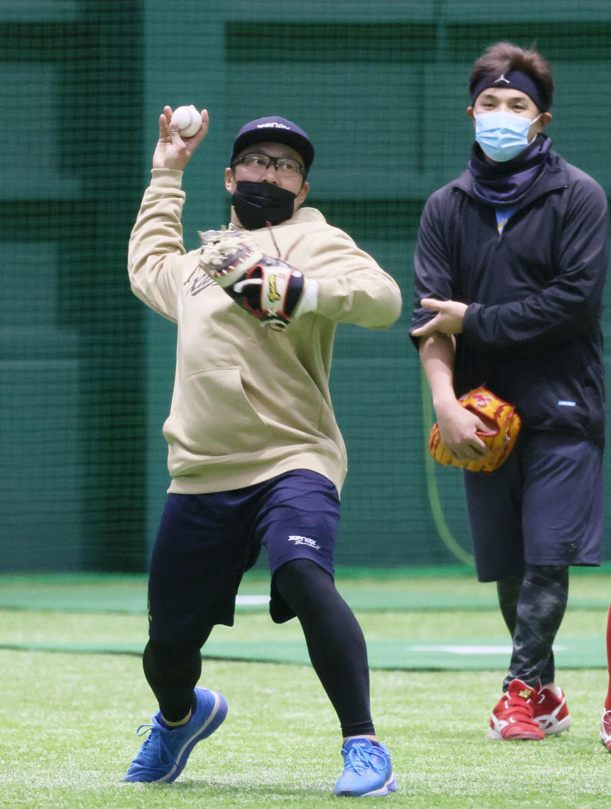 合同自主トレでノックを受ける広島松山。右は三好（撮影・加藤孝規）