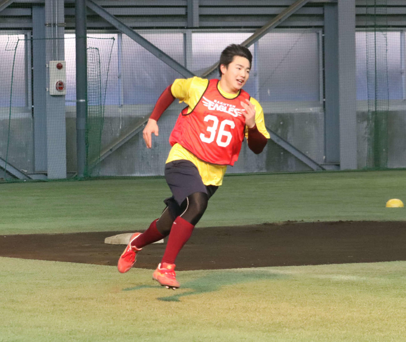 22年1月19日　新人合同自主トレでベースランニングをする楽天ドラフト3位前田