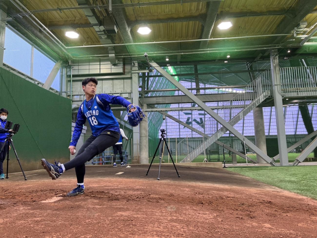 新人合同自主トレで初めて座った捕手を相手にブルペン投球したDeNA小園（球団提供）
