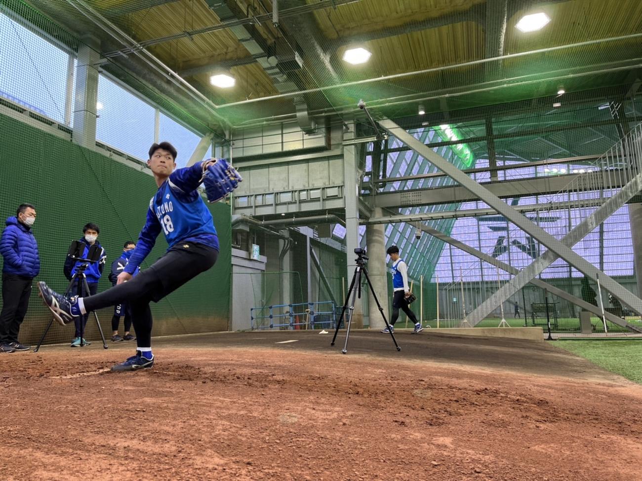 新人合同自主トレで初めて座った捕手を相手にブルペン投球したDeNA小園（球団提供）