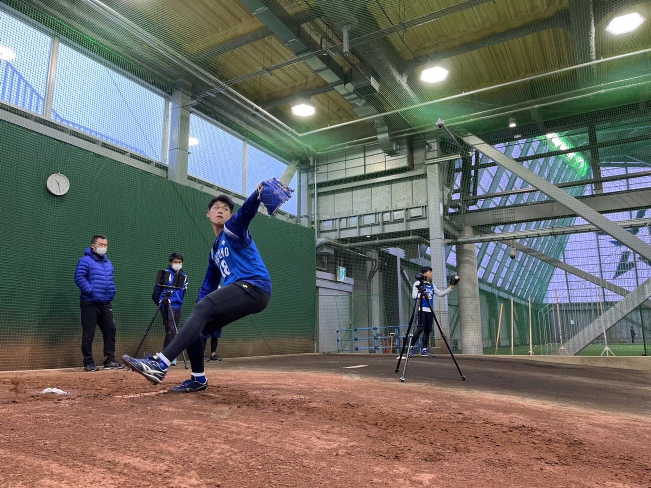 新人合同自主トレで初めて座った捕手を相手にブルペン投球したDeNA小園（球団提供）