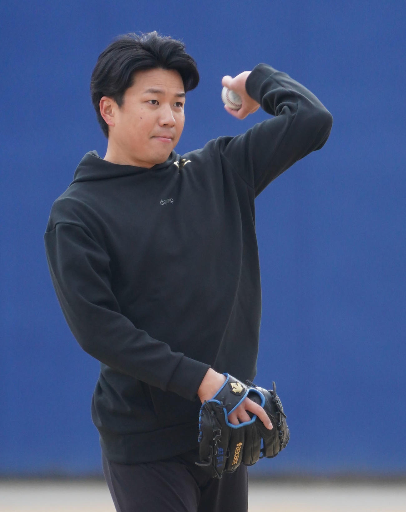 キャッチボールをする大野雄大（撮影・森本幸一）