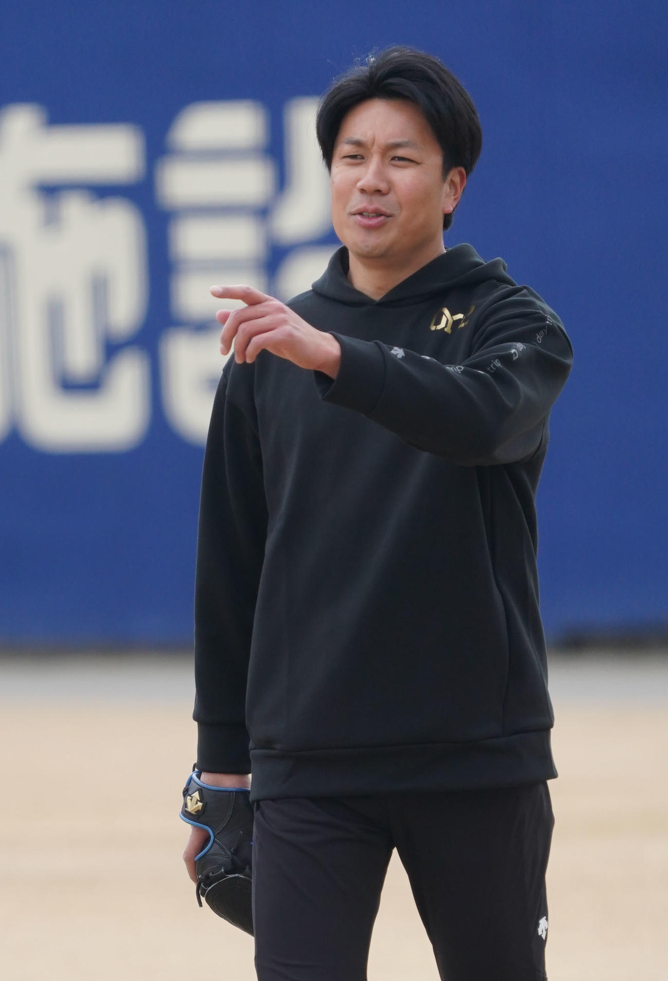 言葉を交わす大野雄大（撮影・森本幸一）