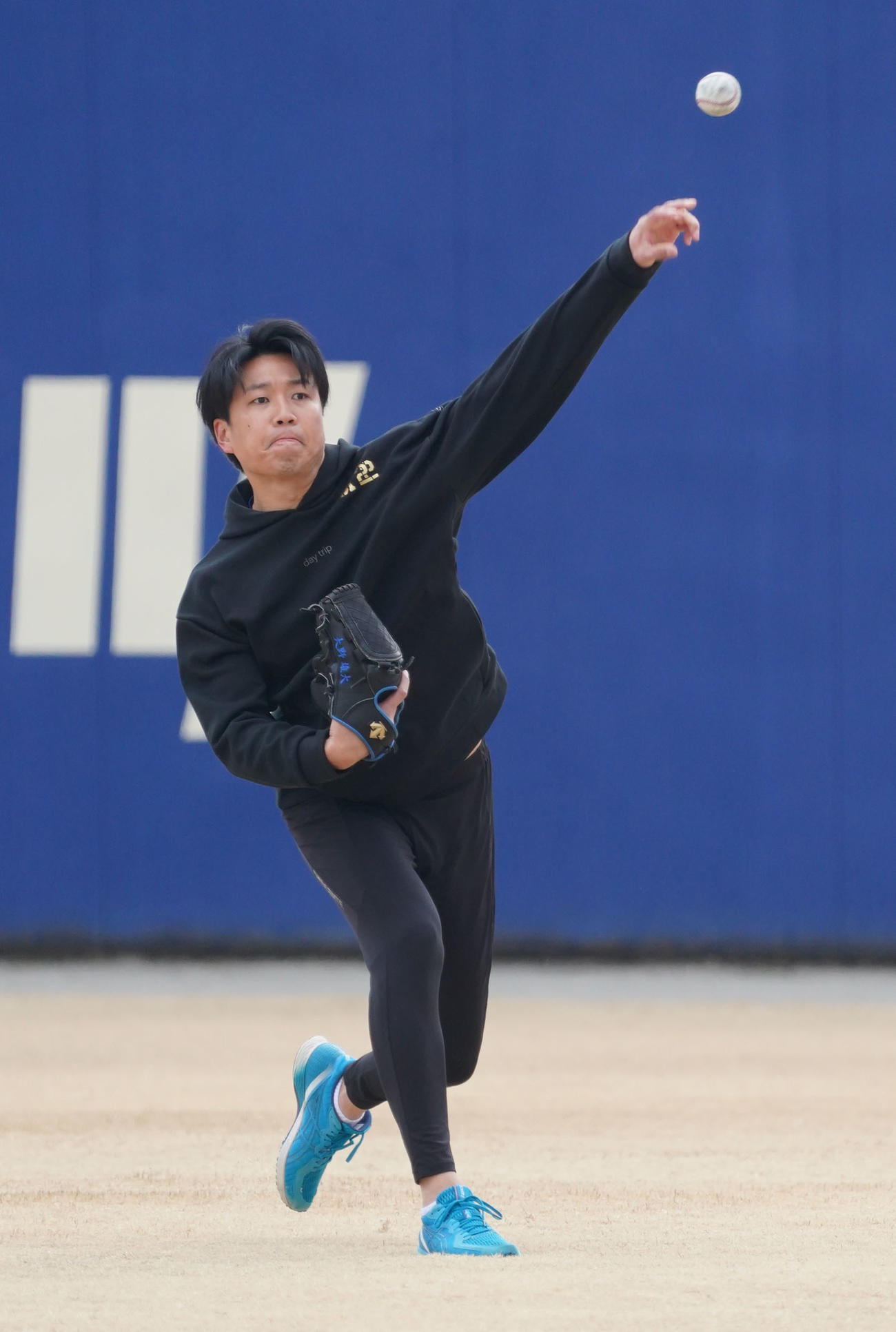 キャッチボールをする大野雄大（撮影・森本幸一）