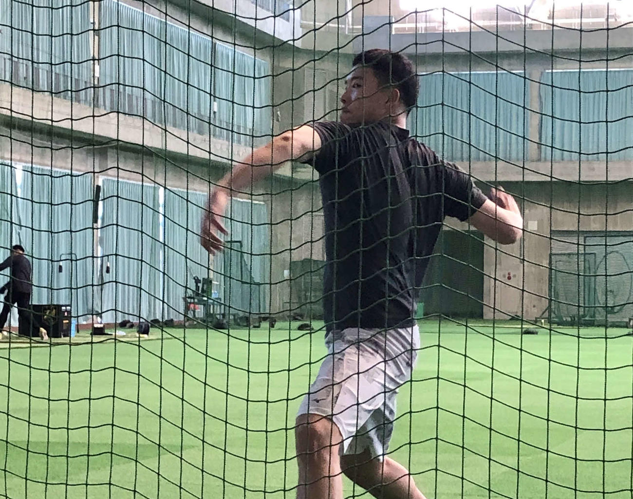 石垣島で自主トレを行うロッテ西野勇士（球団提供）