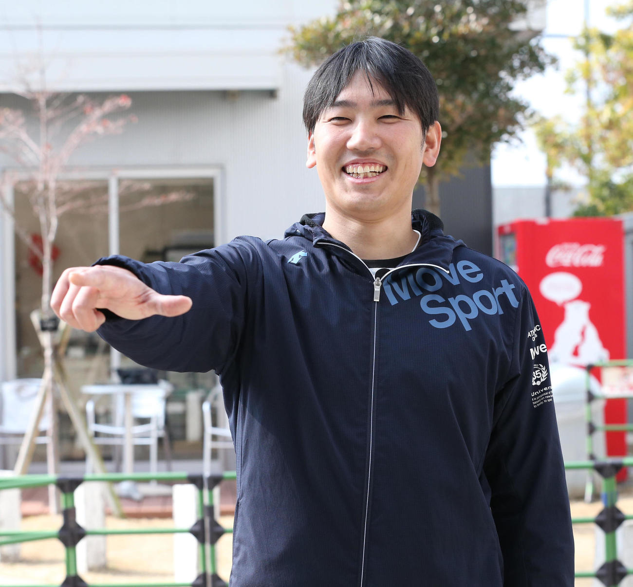 自主トレを終えた石川柊太は笑顔でポーズ（撮影・梅根麻紀）