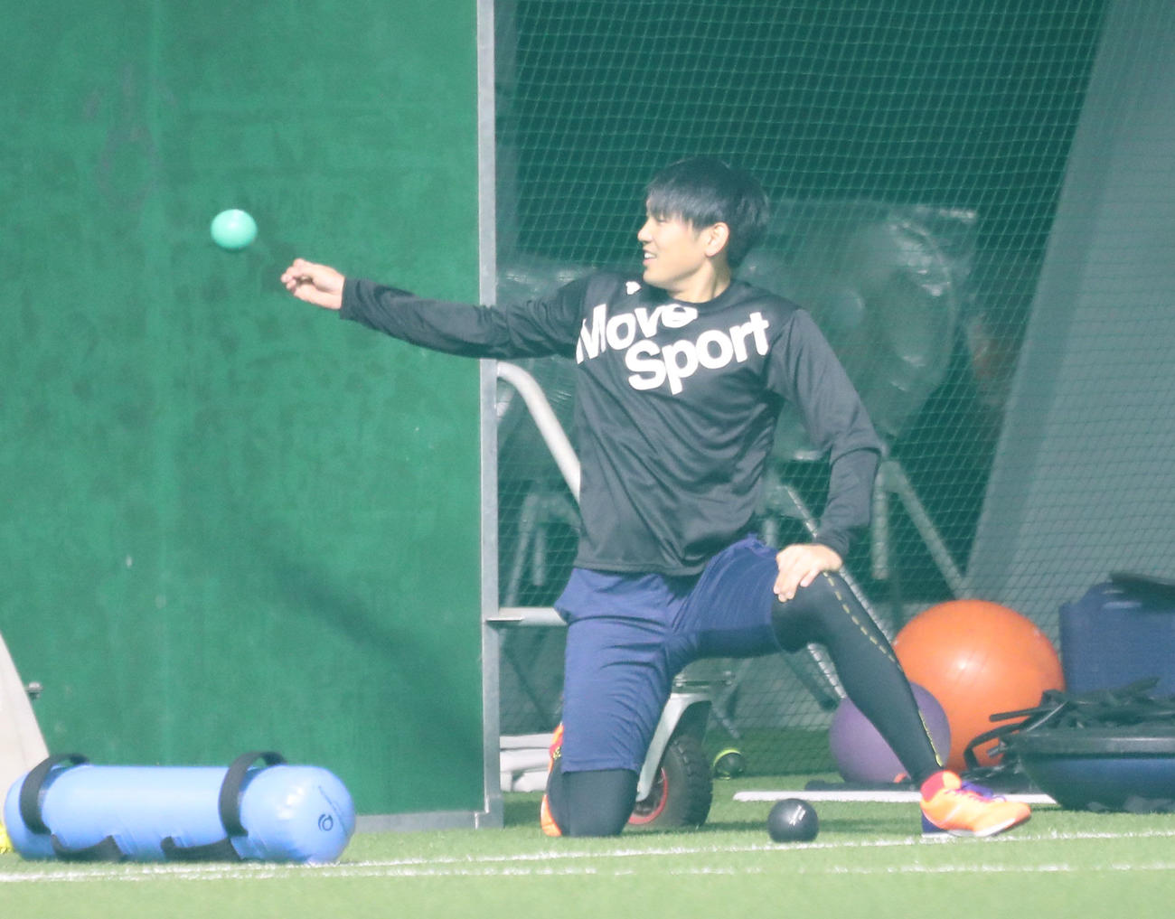 トレーニングで汗を流す石川柊太（撮影・梅根麻紀）