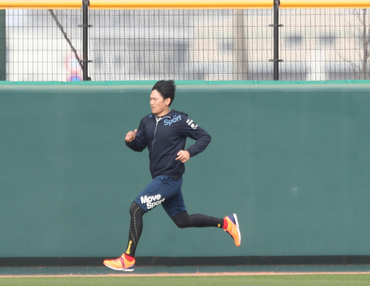 インターバル走で汗を流す石川柊太（撮影・梅根麻紀）