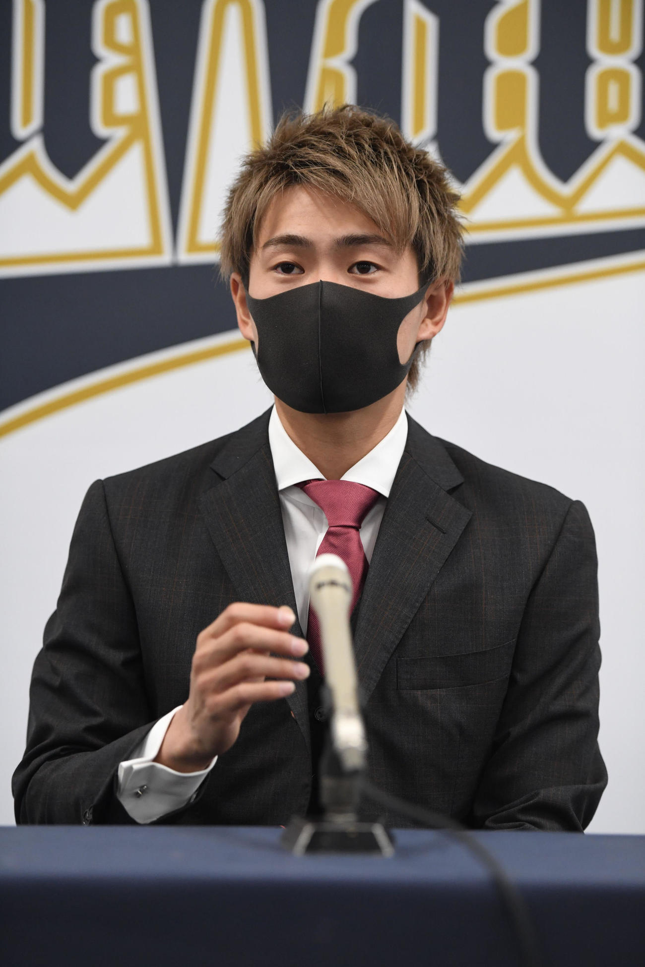 契約更改を終え、取材に応じるオリックス山岡（代表撮影）