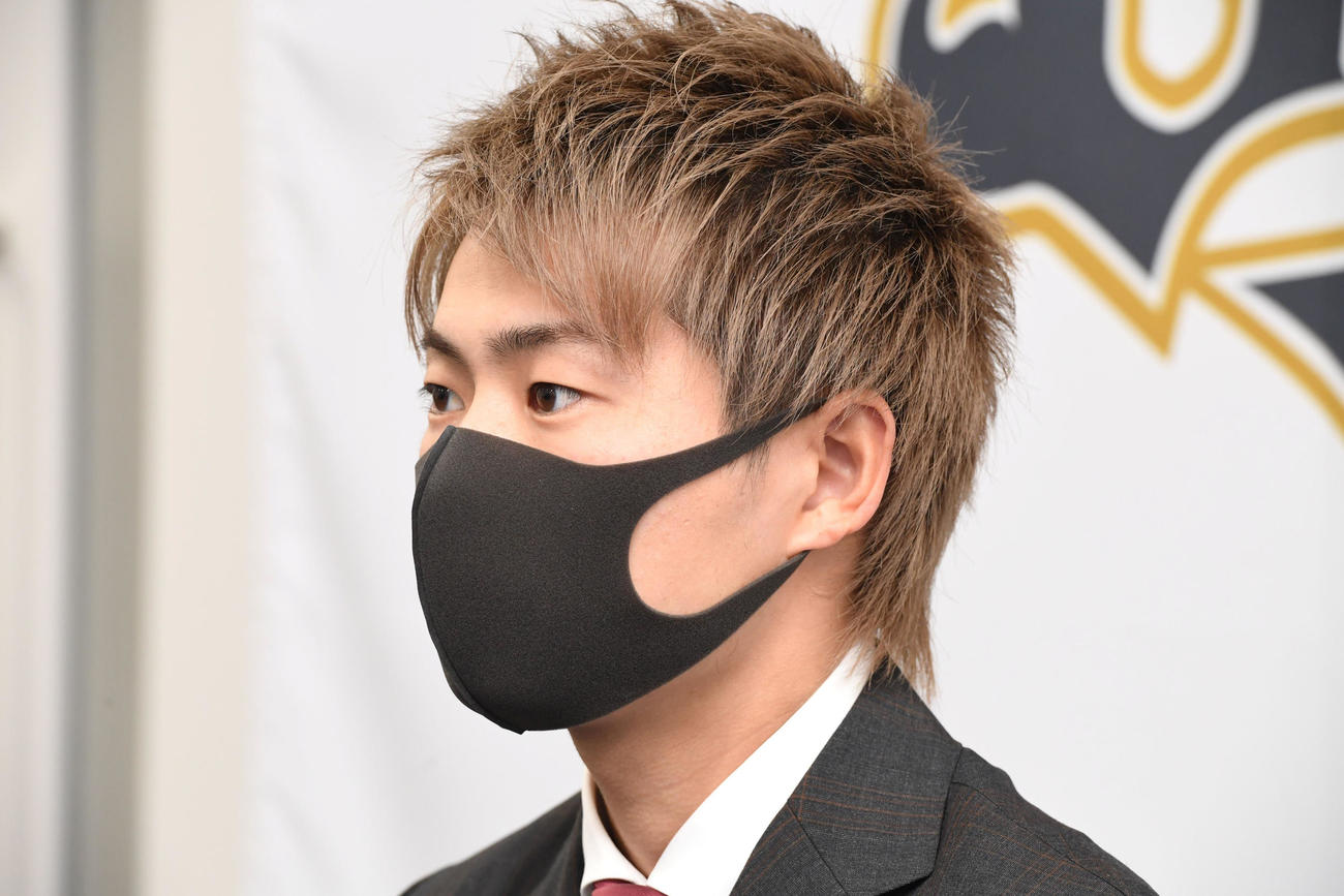 契約更改を終え、取材に応じるオリックス山岡（代表撮影）