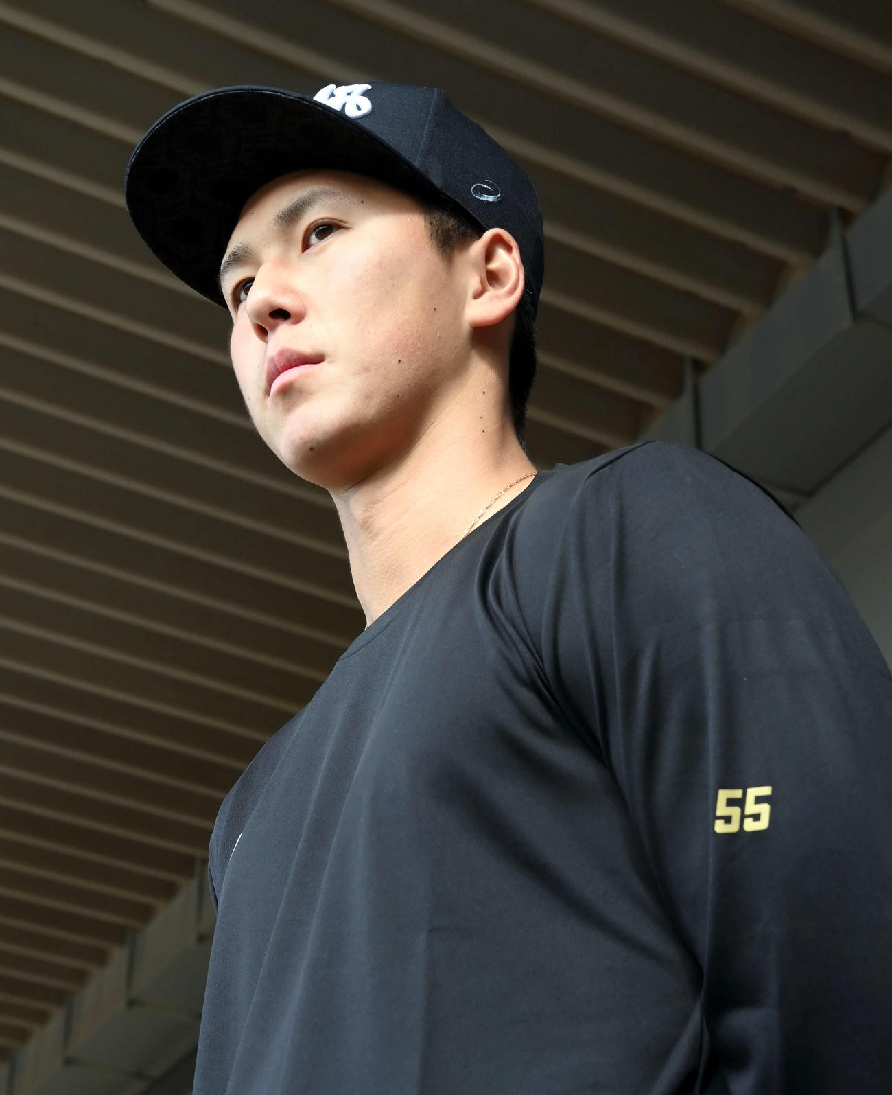 今季「55」を付ける巨人秋広は、練習着にも番号をつけて臨む（2022年1月25日撮影）