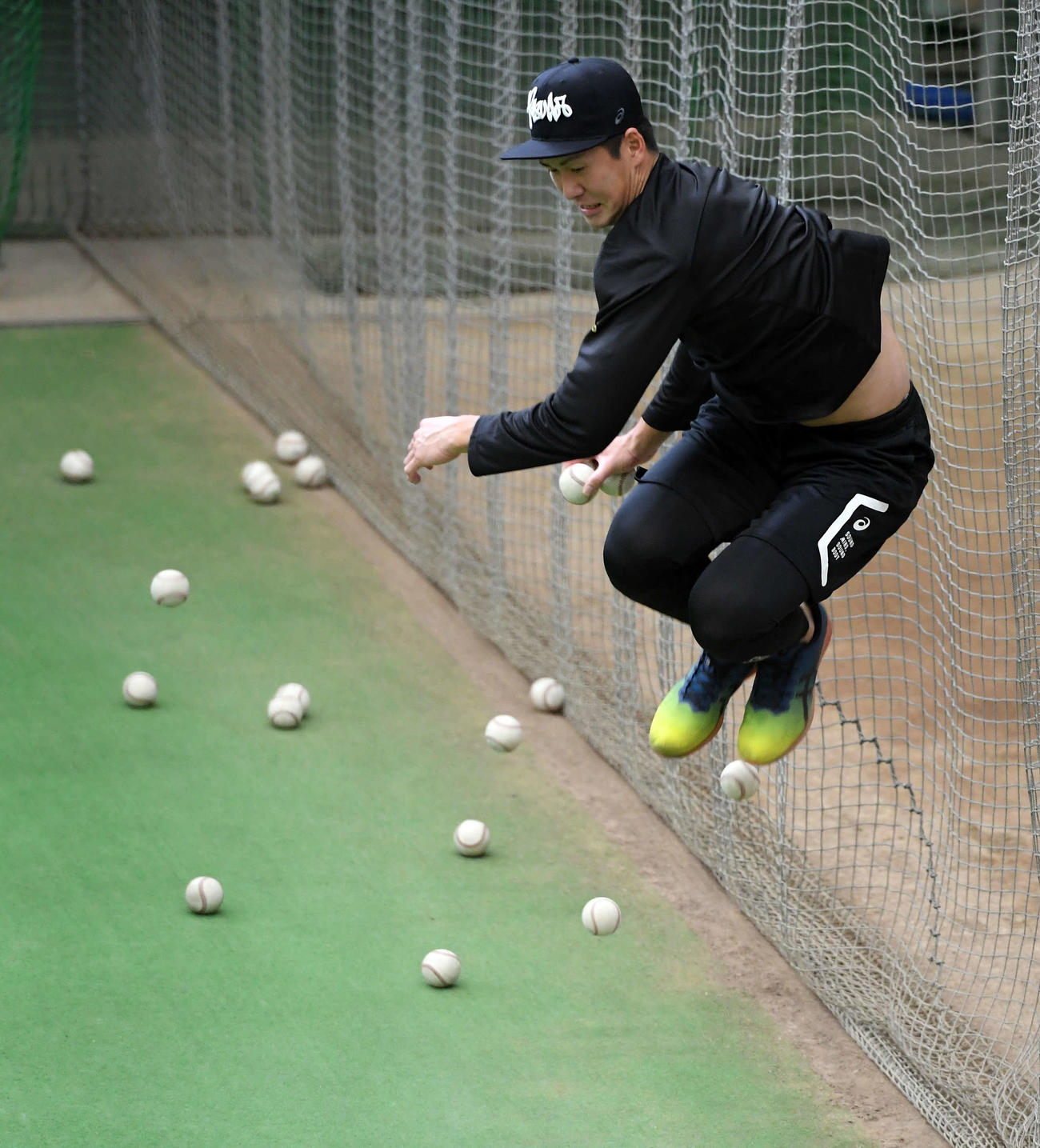 飛んできたボールをひらりとジャンプしてよける巨人秋広（2022年1月25日撮影）