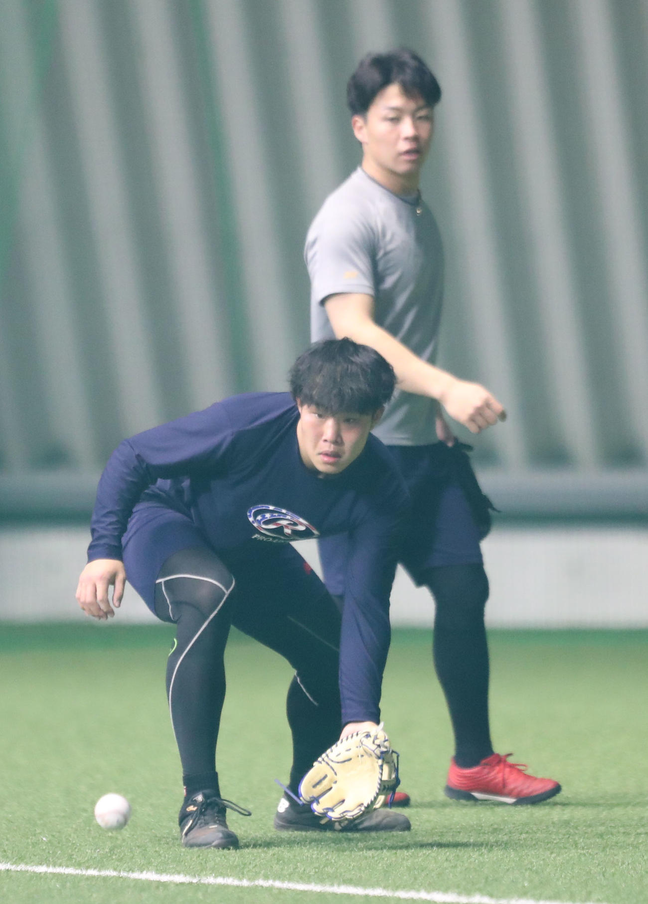 ノックで軽快な動きを見せる井上朋也（撮影・梅根麻紀）