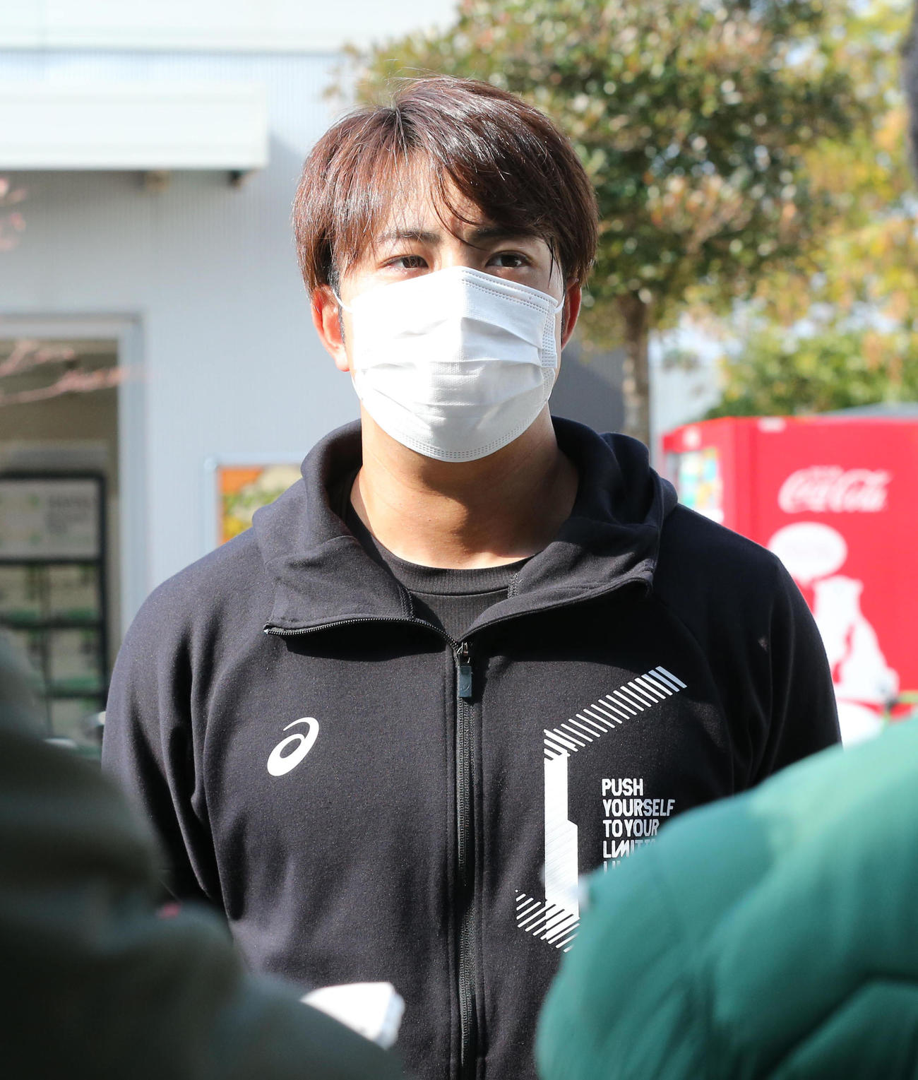 練習を終えた重田倫明は報道陣の質問にこたえる（撮影・梅根麻紀）