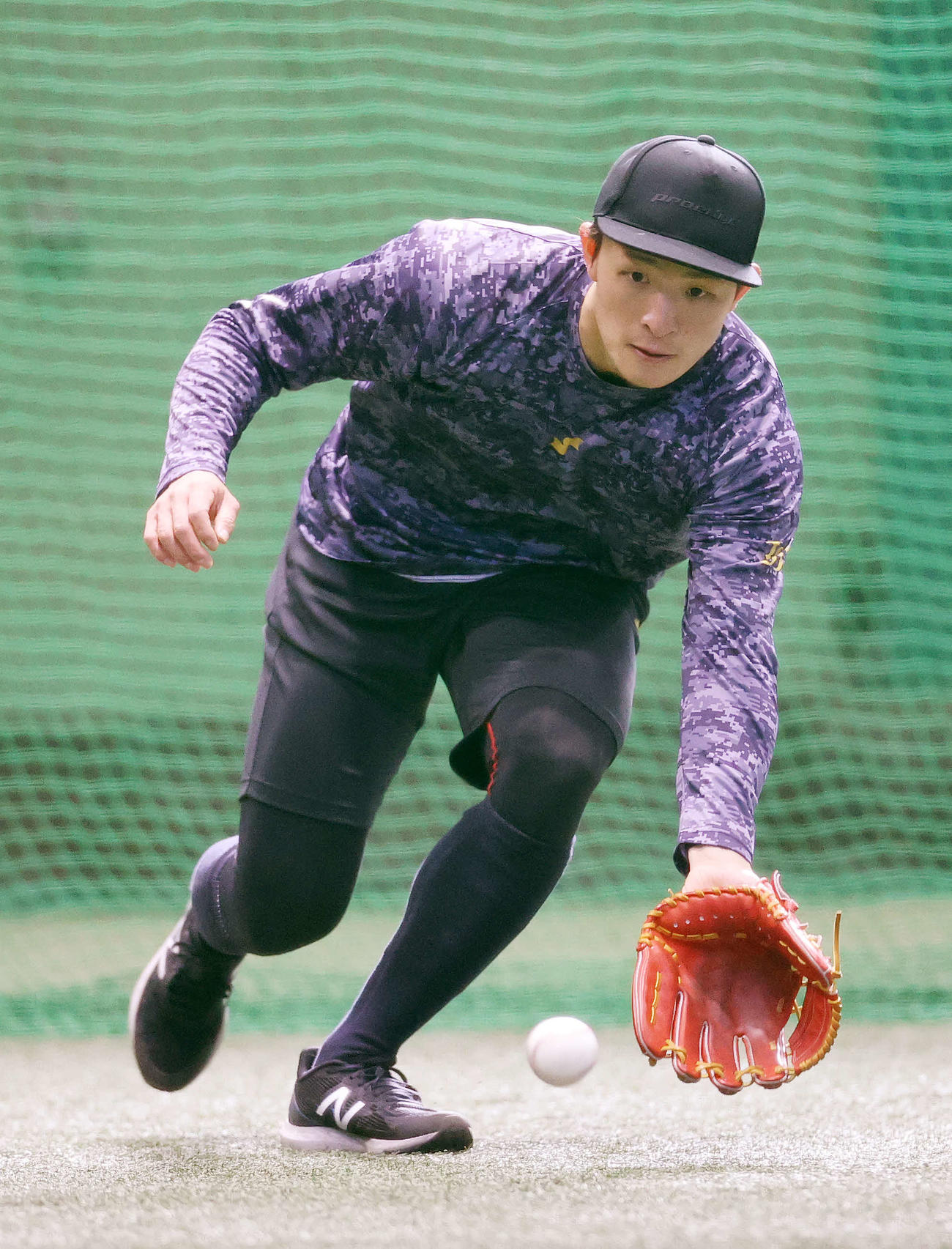 ノックを受けるヤクルト宮本（2022年1月18日撮影）