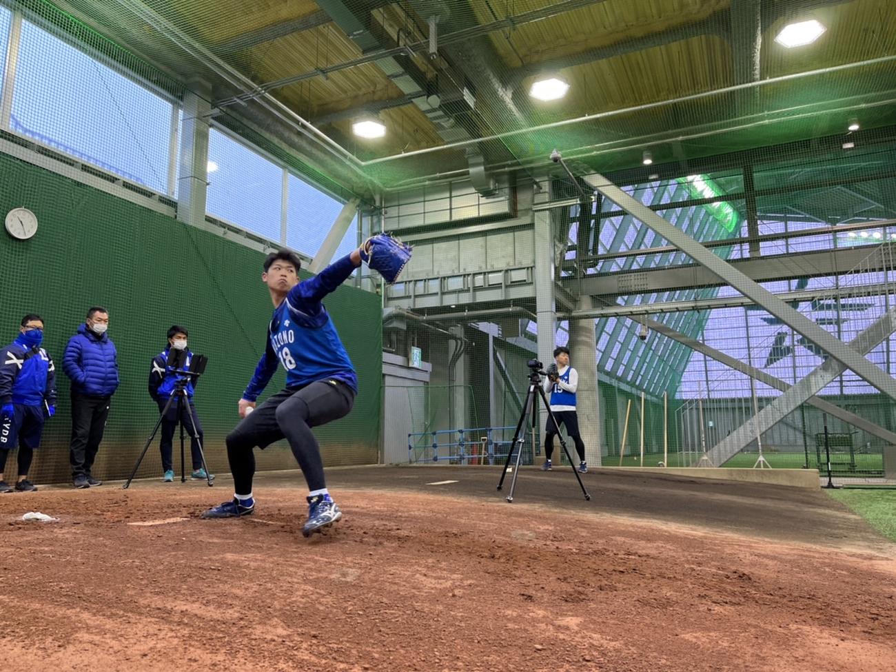 新人合同自主トレで初めて座った捕手を相手にブルペン投球したDeNA小園（球団提供）