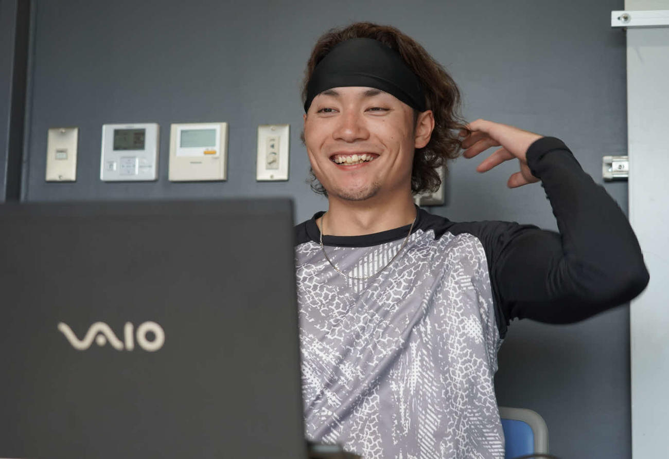 先乗り自主トレを行っている名護でオンライン取材を受ける日本ハム伊藤（球団提供）