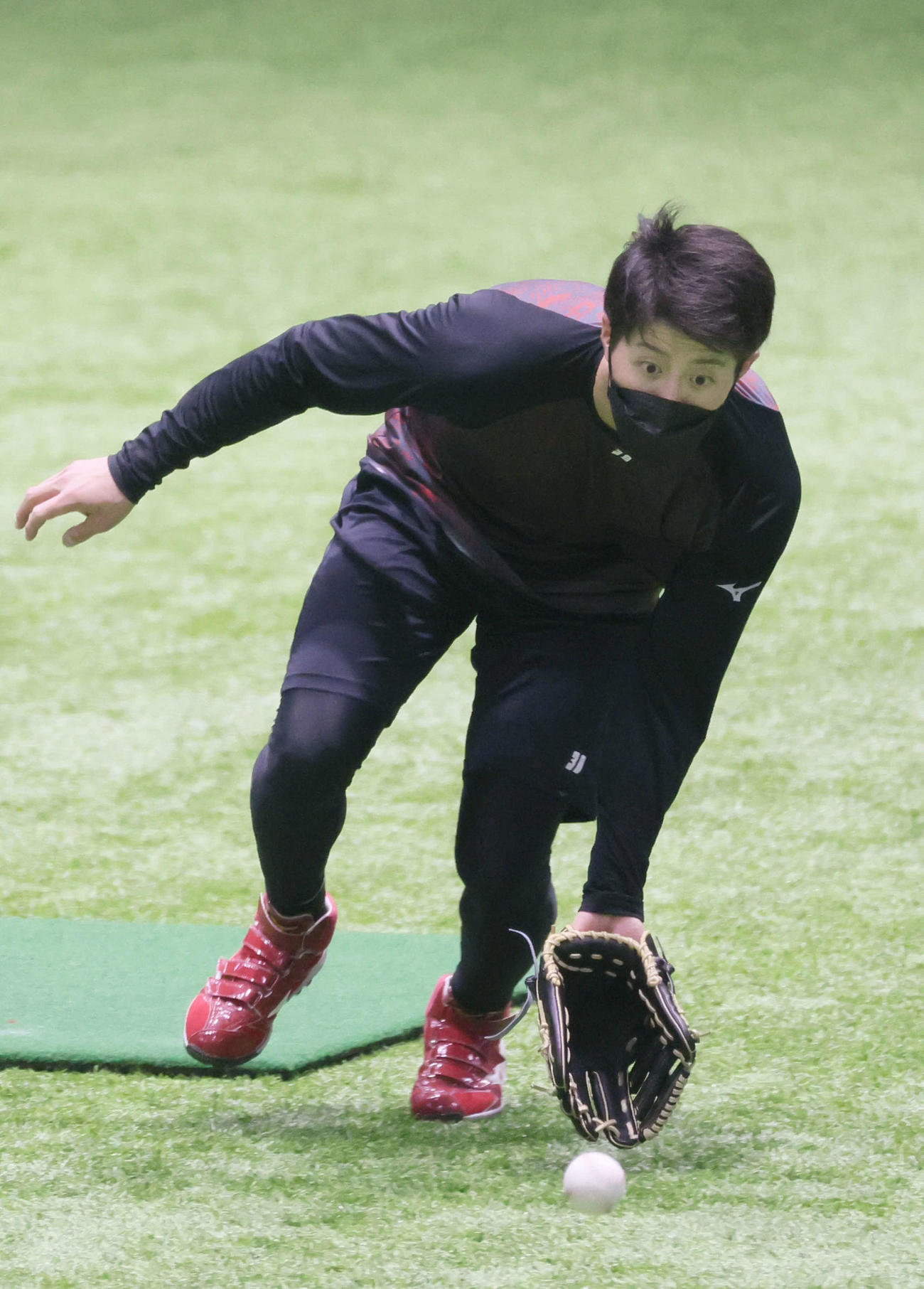 合同自主トレでノックを受ける広島宇草（撮影・加藤孝規）