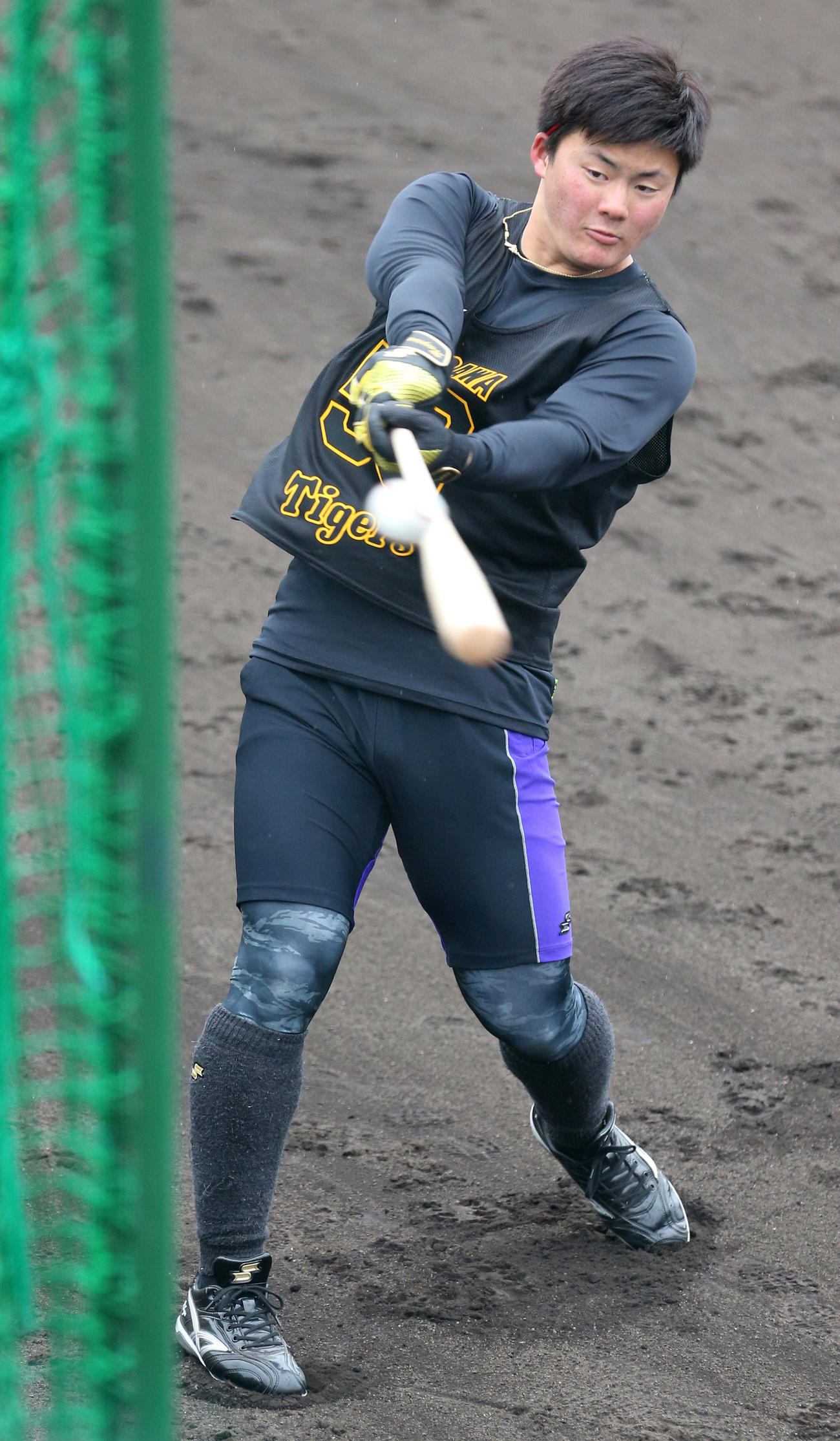 23日、新人合同自主トレでトス打撃する前川