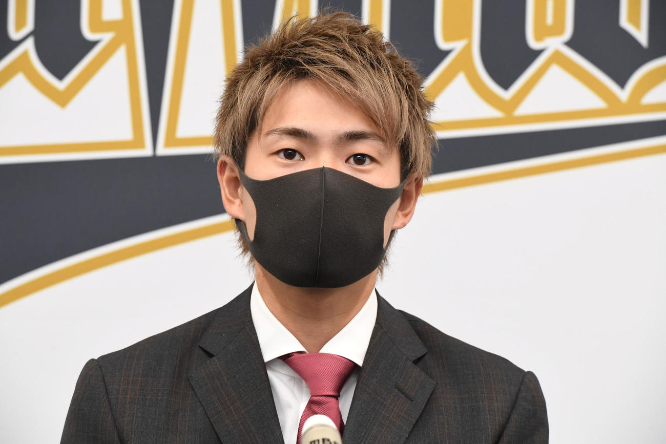 契約更改を終え、取材に応じるオリックス山岡（代表撮影）