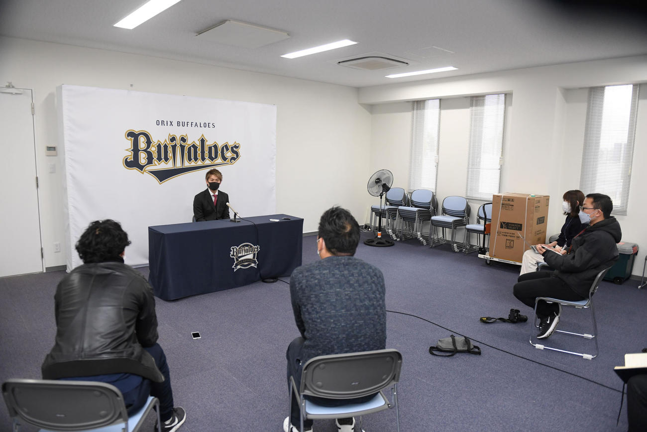 契約更改を終え、取材に応じるオリックス山岡（代表撮影）