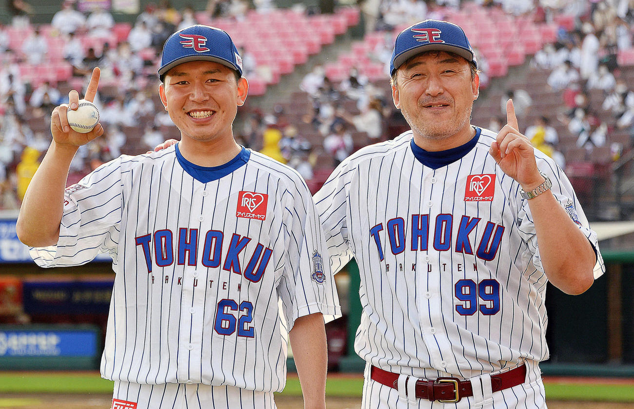 昨年6月、プロ初勝利を挙げ、石井一久GM兼監督と記念撮影する西口