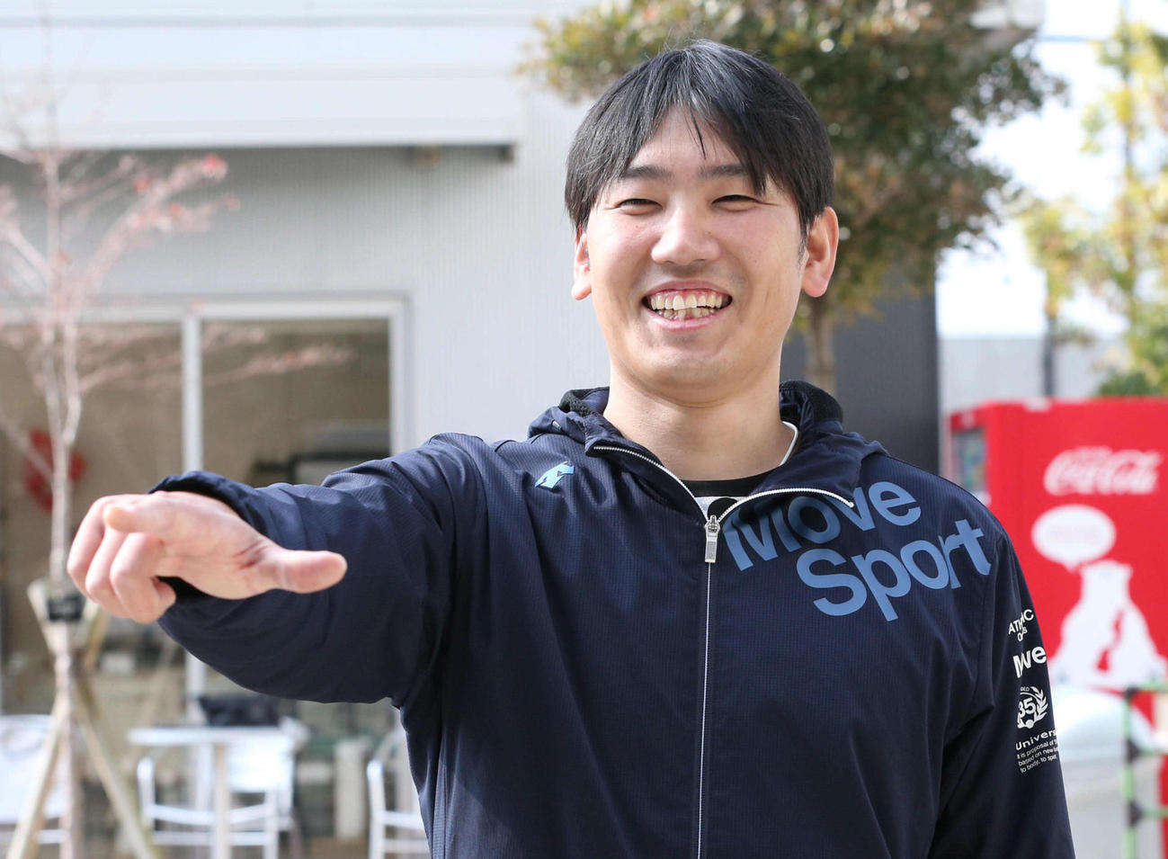 自主トレを終えた石川は笑顔でポーズを決める（撮影・梅根麻紀）