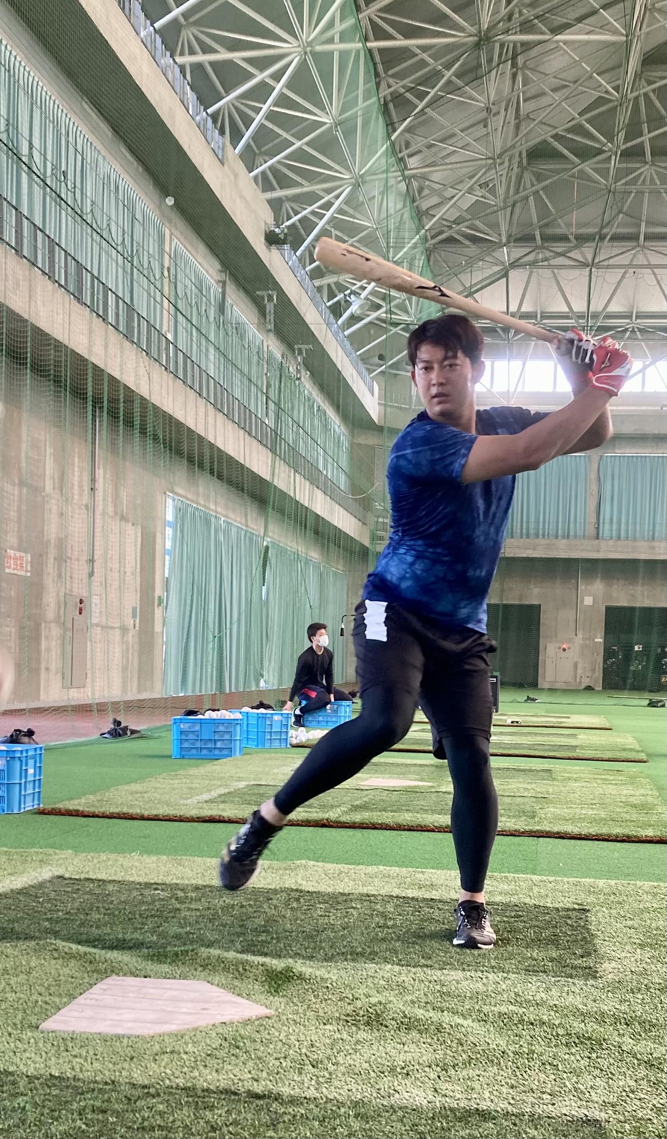 自主トレを行うロッテ佐藤都
