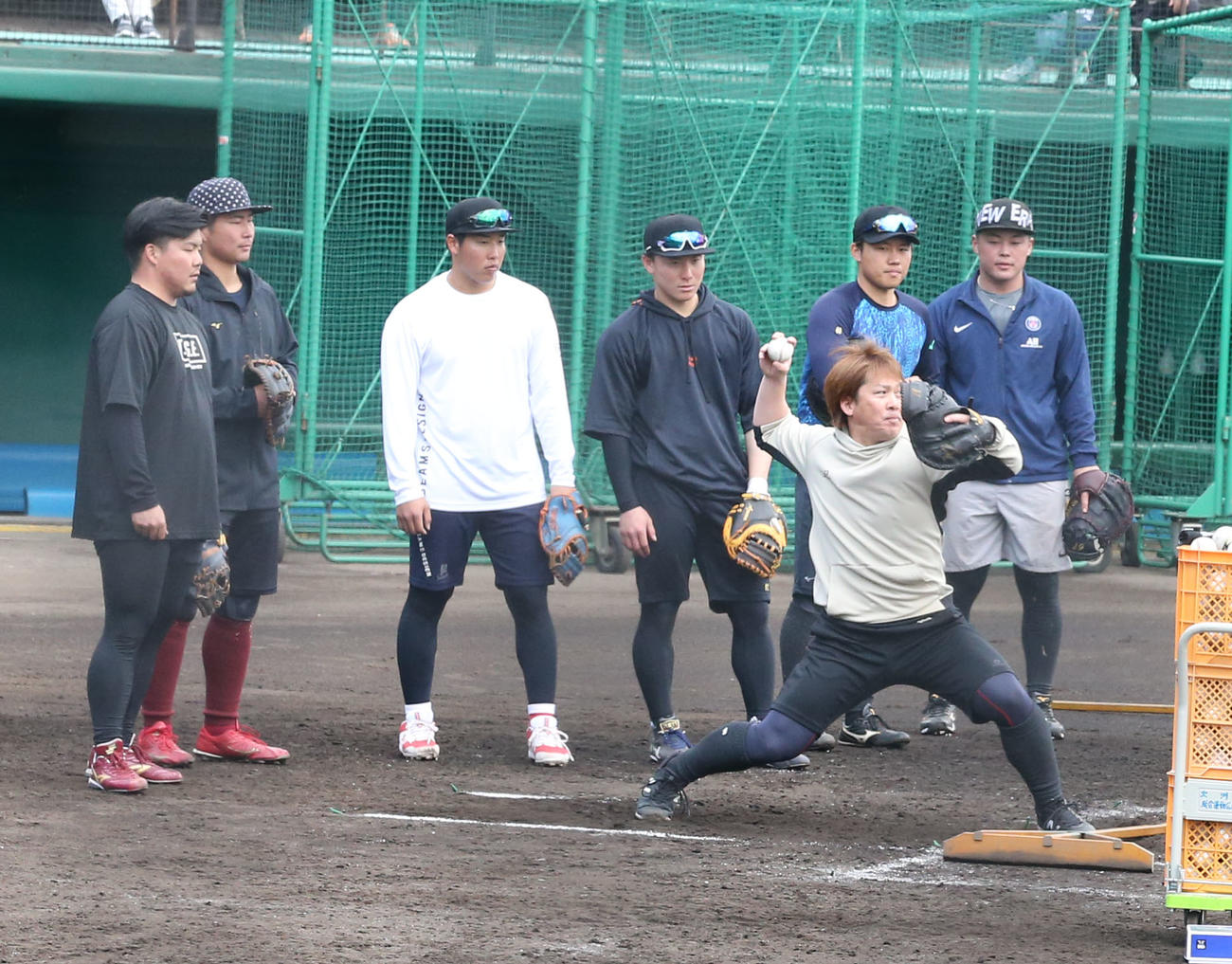 甲斐（前）の送球を見る、後方左から石原彪、江川、石原貴、東妻、海野、山瀬（2022年1月16日撮影）