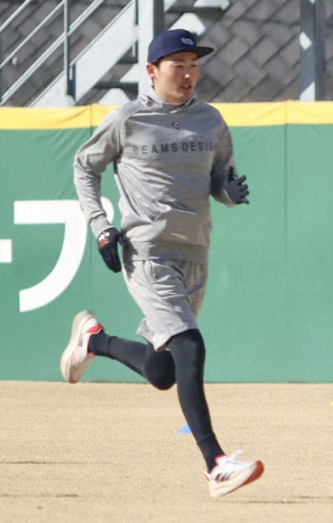 ランニングで汗を流す西武源田（共同）