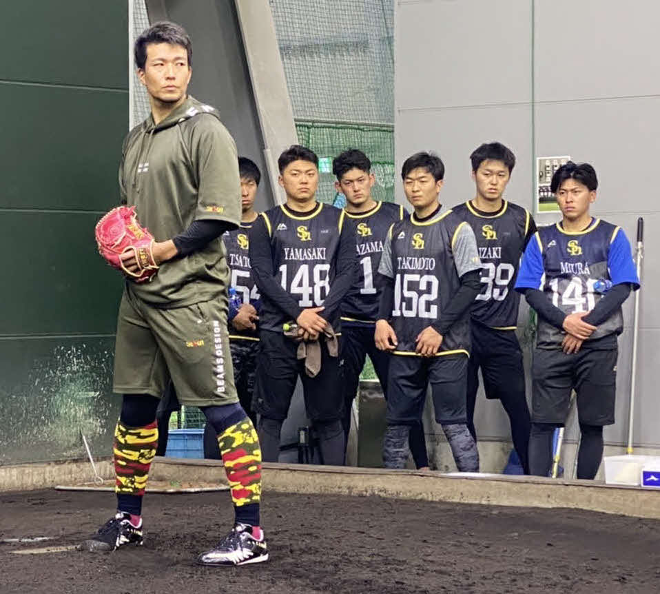 ソフトバンク千賀のブルペン投球を見学する新人選手たち（球団提供）