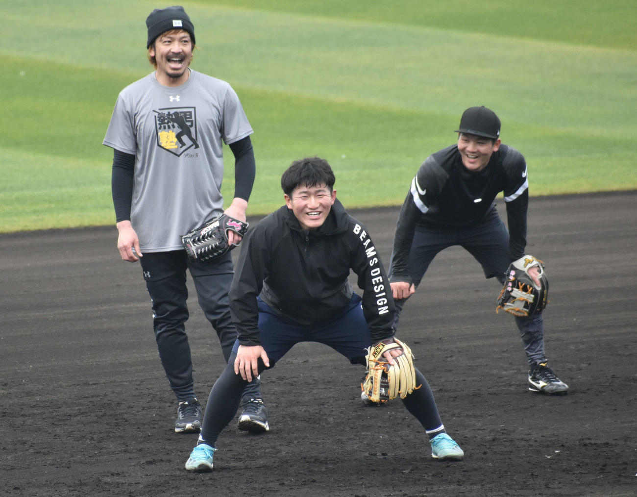 ソフトバンク野村大は、新型コロナウイルス感染から復帰し、笑顔で守備練習を行う（撮影・只松憲）
