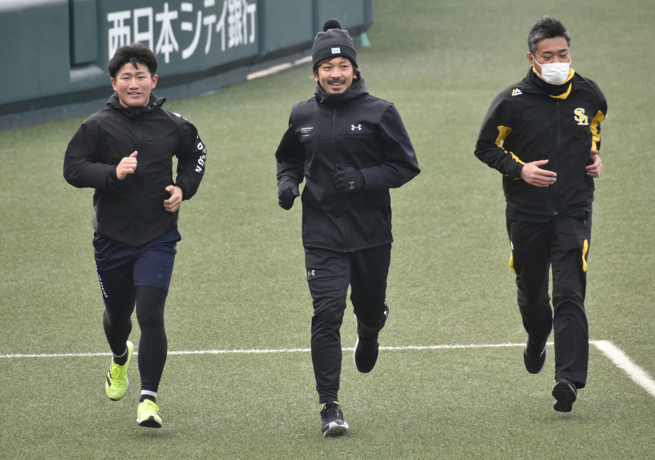 ソフトバンク松田（中央）は新型コロナ感染から復帰し、タマスタ筑後でランニングを行う。左は野村大（撮影・只松憲）