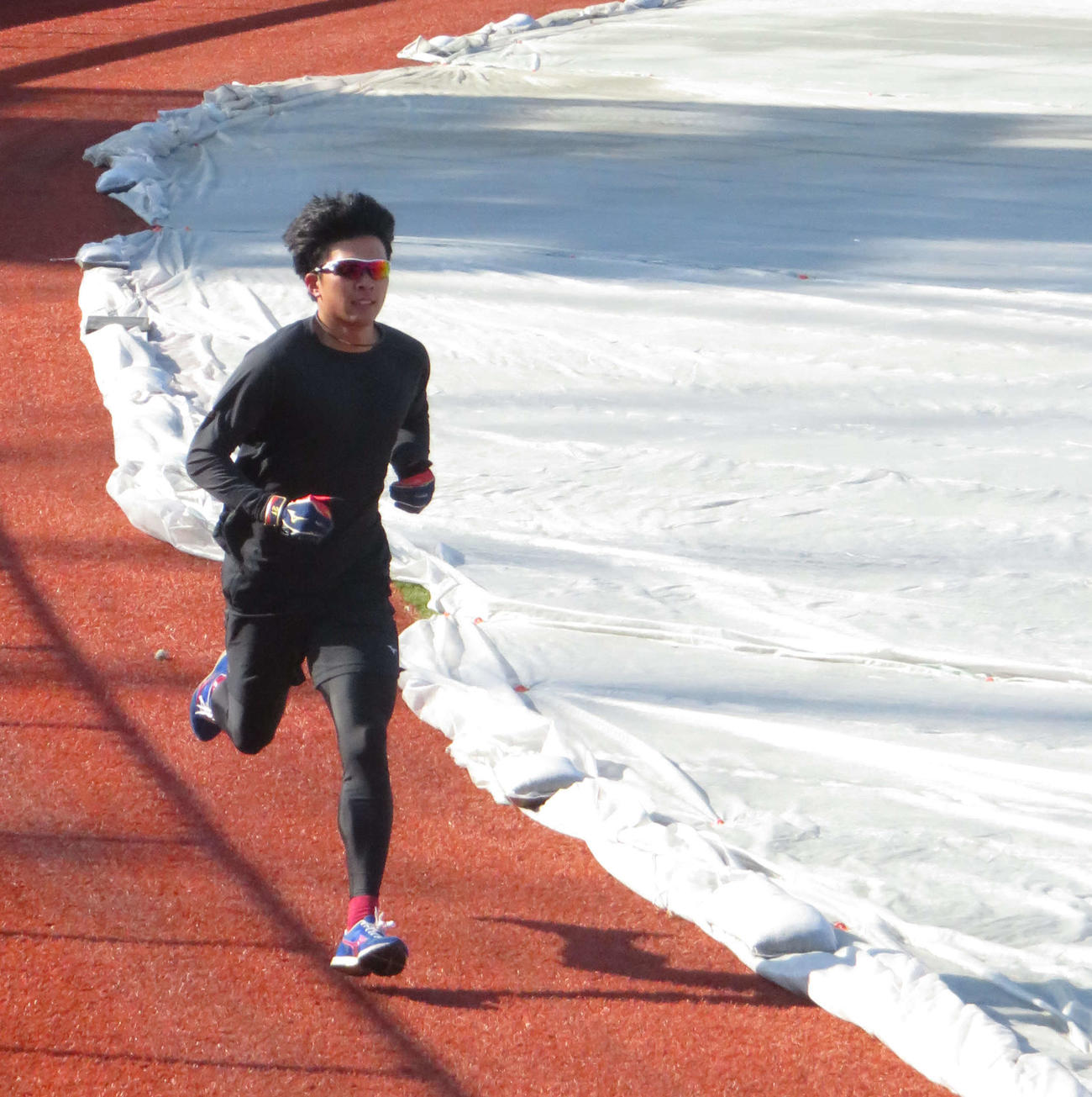 自主トレ公開でランニングする楽天早川
