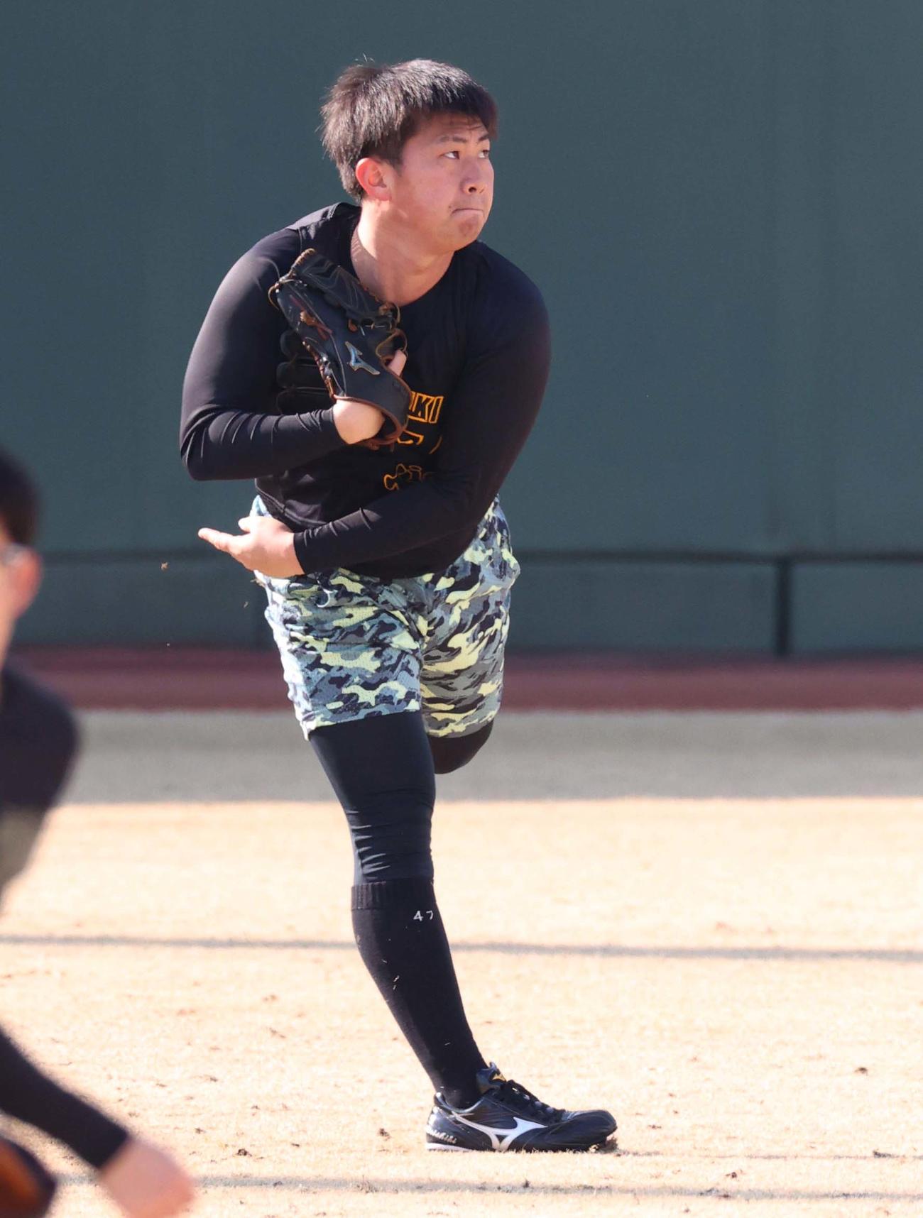 キャッチボールで調整する桐敷（撮影・上田博志）