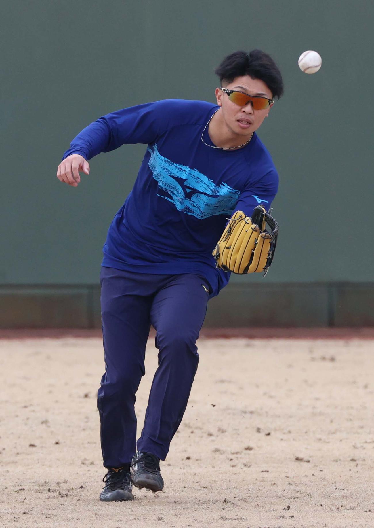 外野ノックを受ける島田（撮影・上田博志）