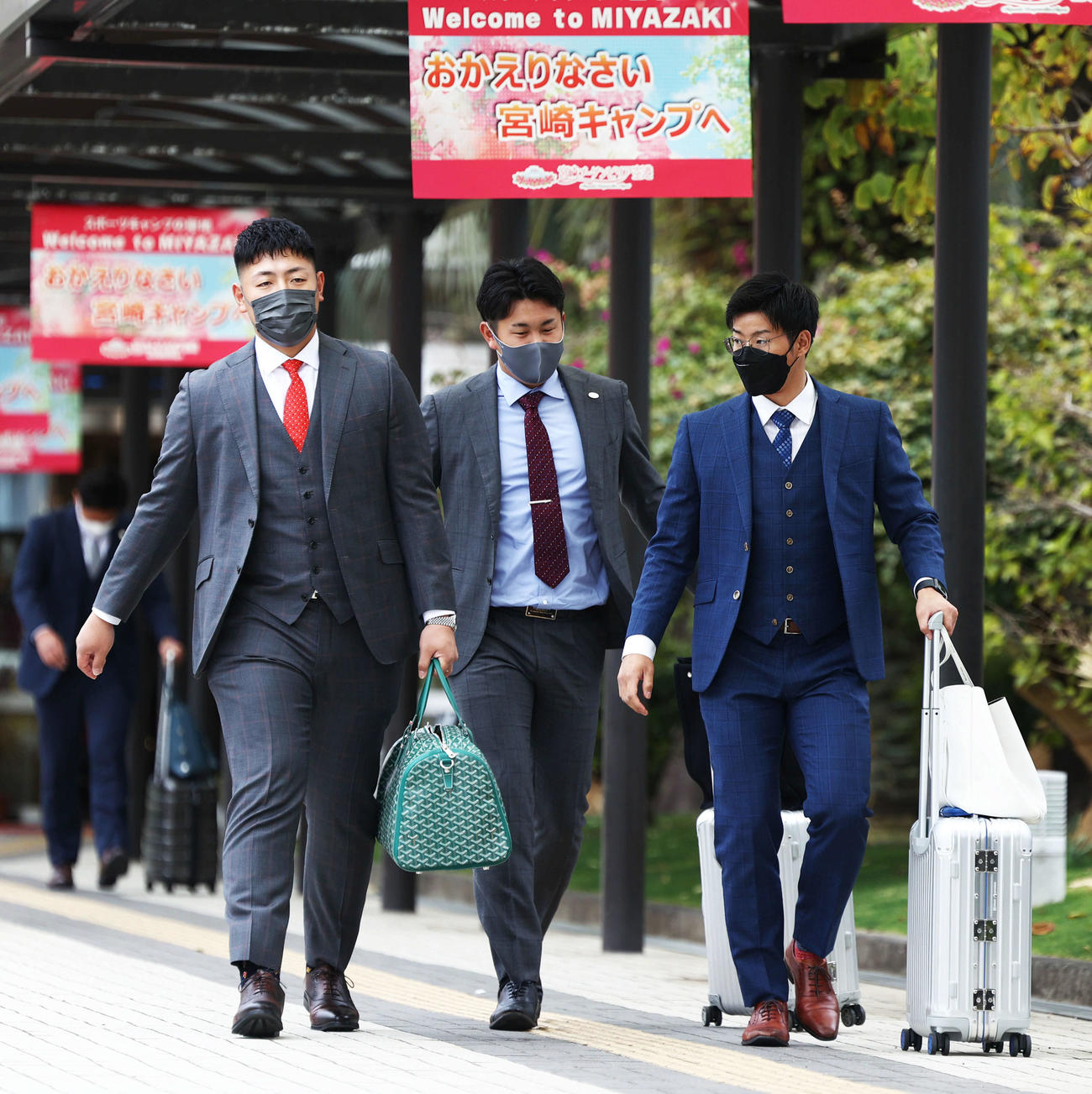 宮崎空港に到着し、移動のバスに向かう巨人の、左から岡本和、堀岡、松原（撮影・河田真司）