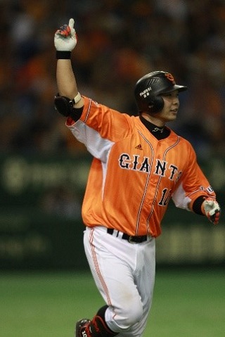 球団史上初のオレンジユニホーム着用となった2012年の橙魂ユニホームを着用する巨人阿部（球団提供）